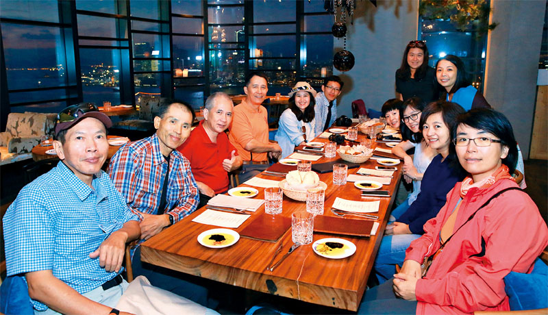 香港旅遊發展局台灣處長徐維妮（右3）特別與考察團員見面，也特別推薦香港這幾年深受歡迎的屋頂酒吧和餐廳