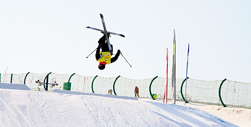 ↑滑雪場不時會舉辦業餘貓跳滑雪比賽