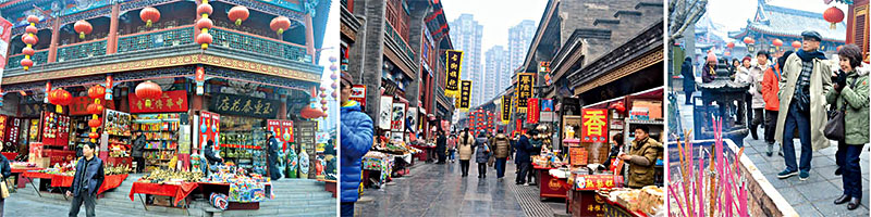 [左圖]古文化街充滿濃濃喜慶味。[中]街上的小吃、玩意兒琳瑯滿目。[右圖]台灣旅客步入天后宮後也崇敬地向媽祖祈願