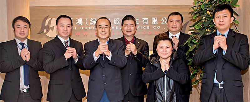 同業行銷部 - 副理高緯紹(左2)、人事行政部副總經理沈祖壽(左3)