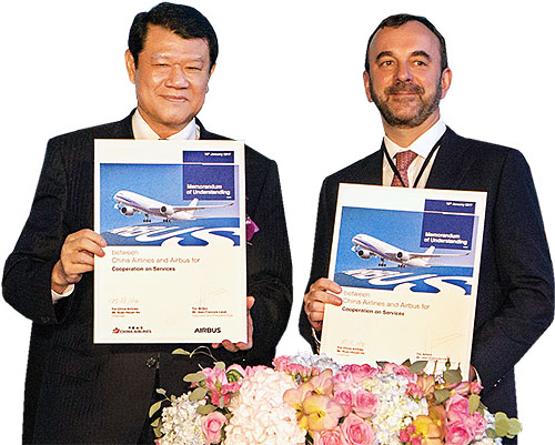 華航董事長何煖軒(左)和空中巴士執行副總裁Jean-Francois Laval(右)，1／10於桃園簽署合作意向書。