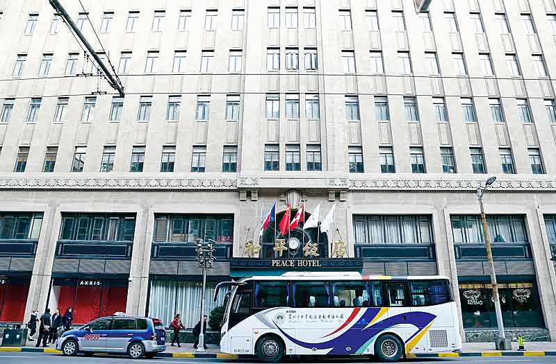 全新整修並更名為上海費爾蒙和平飯店，也是雅高集團一員